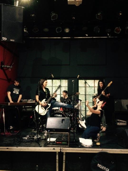 Αντρες & γυναίκες σ' ένα κεφάτο garage πάρτι στη μουσική σκηνή του Bios Ρομάντσο [εικόνες] | iefimerida.gr 0