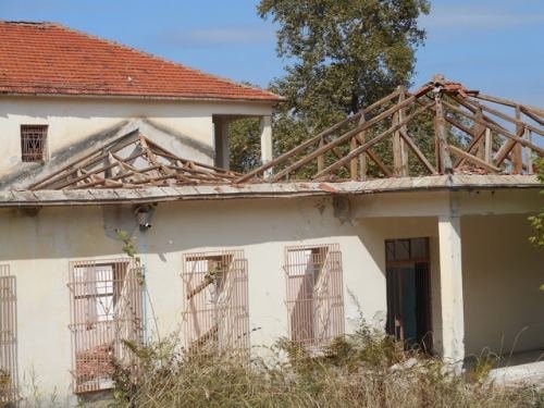 Πρόσφυγες ξήλωσαν τη σκεπή της Μονής Πέτρας Ολύμπου για να ζεσταθούν [εικόνες]  | iefimerida.gr 0