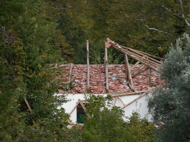 Πρόσφυγες ξήλωσαν τη σκεπή της Μονής Πέτρας Ολύμπου για να ζεσταθούν [εικόνες]  | iefimerida.gr 1
