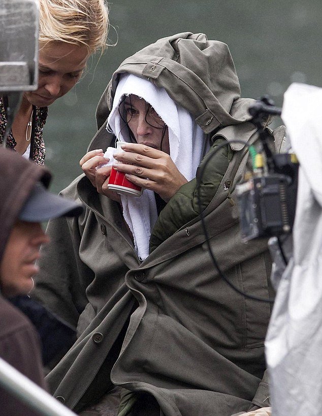 Η Μόνικα Μπελούτσι παίρνει το μπάνιο της σε λίμνη φορώντας νυφικό-Η πιο σέξι γυναίκα του κόσμου στα γυρίσματα της νέας της ταινίας [εικόνες] | iefimerida.gr 4