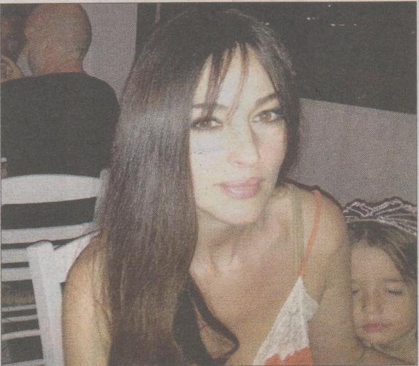 Η πιο σέξι γυναίκα στον κόσμο κάνει διακοπές στην Πάρο και τρώει καλαμαράκια [εικόνα] | iefimerida.gr 0