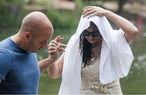 Η Μόνικα Μπελούτσι παίρνει το μπάνιο της σε λίμνη φορώντας νυφικό-Η πιο σέξι γυναίκα του κόσμου στα γυρίσματα της νέας της ταινίας [εικόνες] | iefimerida.gr 2