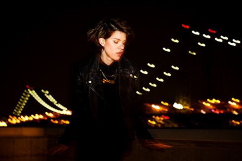 Χριστούγεννα στην Αθήνα: Ο Σαββόπουλος με κάλαντα μπροστά στο καμένο Αττικόν [πρόγραμμα]  | iefimerida.gr 1