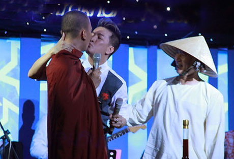 Βουδιστής μοναχός εγκατέλειψε το μοναστήρι του εξαιτίας ενός φιλιού στο στόμα [εικόνες] | iefimerida.gr 0