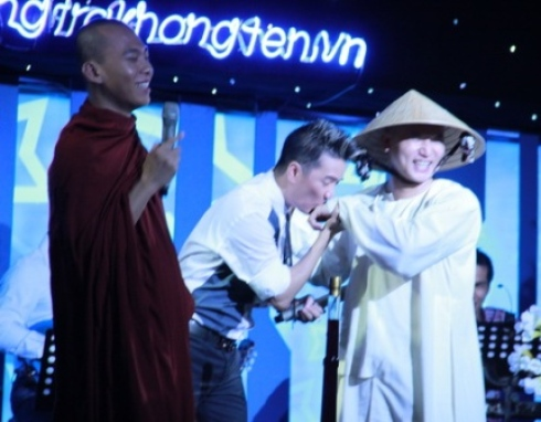 Βουδιστής μοναχός εγκατέλειψε το μοναστήρι του εξαιτίας ενός φιλιού στο στόμα [εικόνες] | iefimerida.gr 1