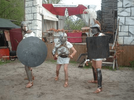 Εκπαίδευση με σπαθιά και μάχη στην αρένα στη μοναδική σχολή για μονομάχους στον κόσμο [εικόνες] | iefimerida.gr 1