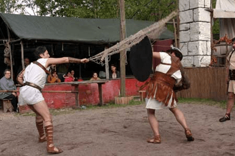Εκπαίδευση με σπαθιά και μάχη στην αρένα στη μοναδική σχολή για μονομάχους στον κόσμο [εικόνες] | iefimerida.gr 2