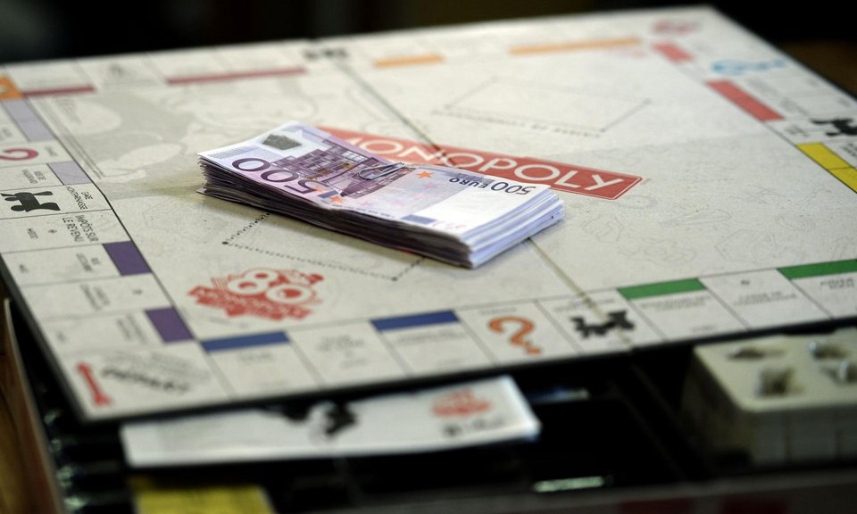 Εβγαλαν Monopoly με πραγματικά χαρτονομίσματα -Κουτί του παιχνιδιού κυκλοφόρησε με 20.580 ευρώ | iefimerida.gr 1