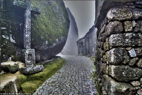 Μονσάντο, το πιο ατμοσφαιρικό χωριό -Σπίτια λαξεμένα σε βράχους, που μοιάζουν να έχουν πέσει από τον ουρανό [εικόνες & βίντεο] | iefimerida.gr 3