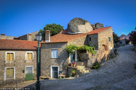 Μονσάντο, το πιο ατμοσφαιρικό χωριό -Σπίτια λαξεμένα σε βράχους, που μοιάζουν να έχουν πέσει από τον ουρανό [εικόνες & βίντεο] | iefimerida.gr 4