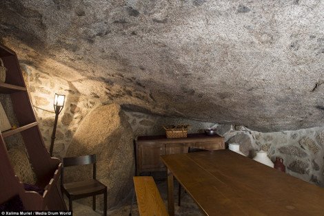 Μονσάντο, το πιο ατμοσφαιρικό χωριό -Σπίτια λαξεμένα σε βράχους, που μοιάζουν να έχουν πέσει από τον ουρανό [εικόνες & βίντεο] | iefimerida.gr 6