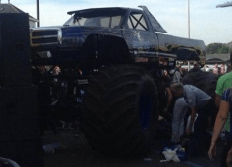 Τραγωδία σε επίδειξη οχημάτων στην Ολλανδία: 4x4 έπεσε μέσα στο πλήθος και συνέθλιψε θεατές [βίντεο & εικόνες] | iefimerida.gr 2