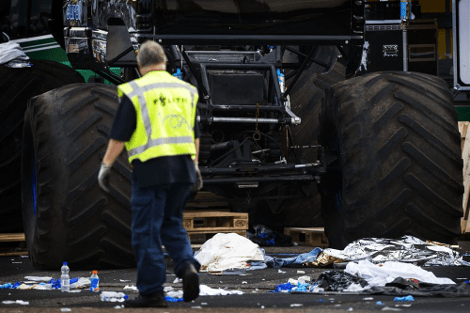 Τραγωδία σε επίδειξη οχημάτων στην Ολλανδία: 4x4 έπεσε μέσα στο πλήθος και συνέθλιψε θεατές [βίντεο & εικόνες] | iefimerida.gr 5