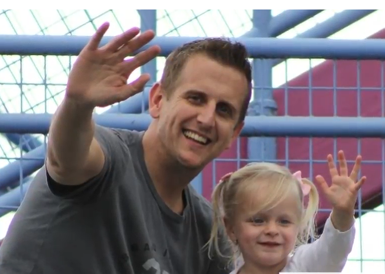 H συγκινητική ιστορία της 7χρονης που ανέβηκε στο Κιλιμάντζαρο για να πλησιάσει τον πεθαμένο πατέρα της [βίντεο] | iefimerida.gr 0