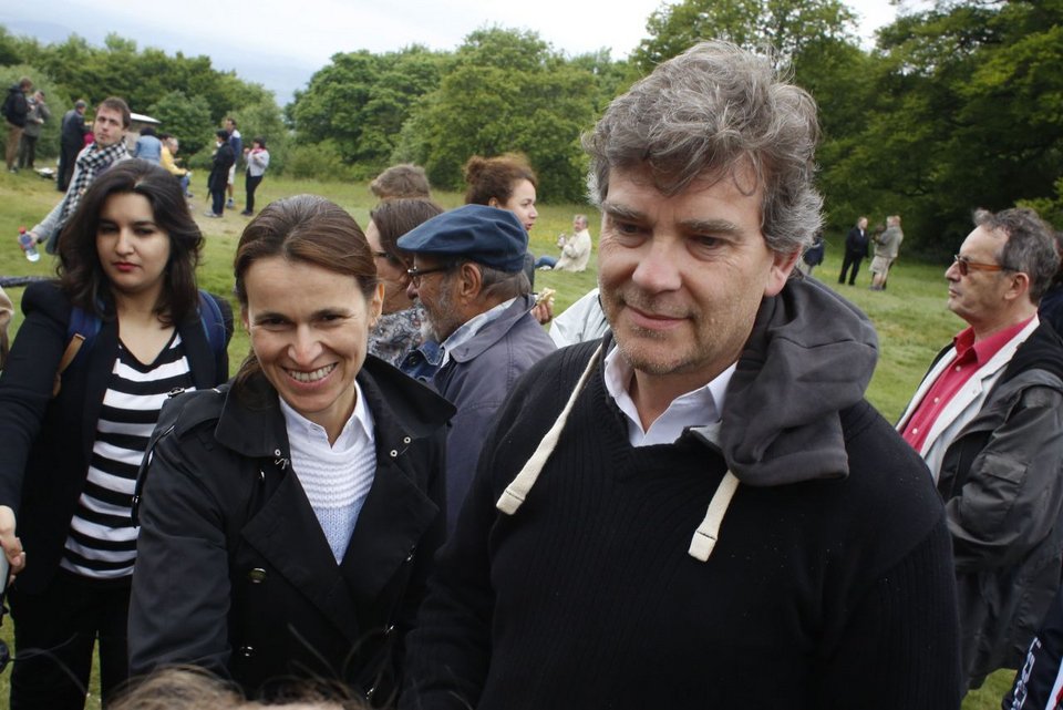 Η βύθιση ενός Γάλλου Σοσιαλιστή-σταρ: Ο Αρνό Μοντεμπούρ παράγει στο εξής μέλι [εικόνες] | iefimerida.gr 6