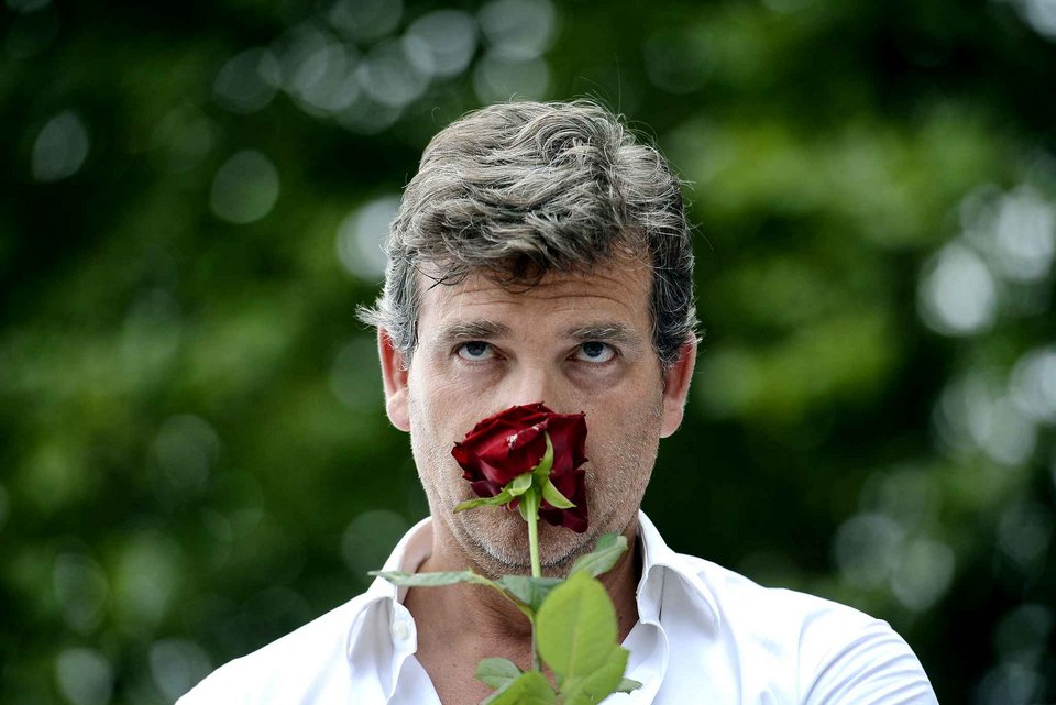 Η βύθιση ενός Γάλλου Σοσιαλιστή-σταρ: Ο Αρνό Μοντεμπούρ παράγει στο εξής μέλι [εικόνες] | iefimerida.gr 0