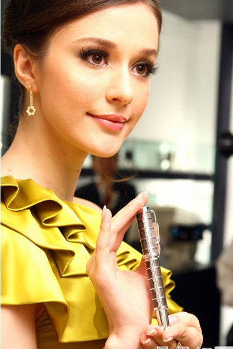 Η Ελληνίδα από την Ουκρανία που τρελαίνει με την ομορφιά της την υφήλιο -Η εκρηκτική Λαρίσα με τα σμαραγδί μάτια [εικόνες] | iefimerida.gr 7