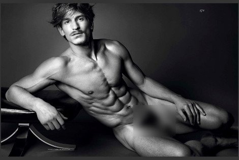 Σάλος με το εξώφυλλο της γαλλικής Vogue: Μοντέλο ποζάρει με τα επίμαχα στη φόρα [εικόνα] | iefimerida.gr 1