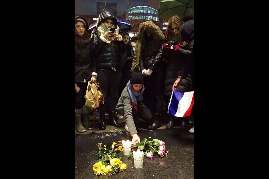 Σοκαρισμένη η Γαλλία κλαίει και φοβάται, μετά τις τρομοκρατικές επιθέσεις [εικόνες] | iefimerida.gr 10