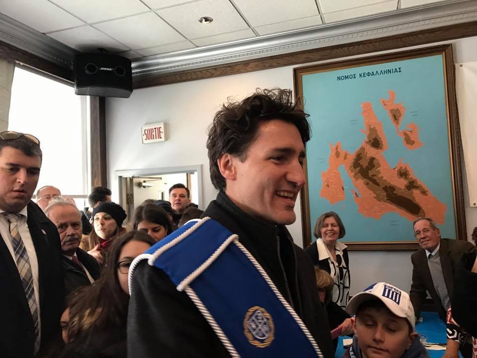 Γοήτευσε και τους Ελληνες του Καναδά ο Τριντό -Συνέφαγε με Κεφαλονίτες [εικόνες] | iefimerida.gr 0