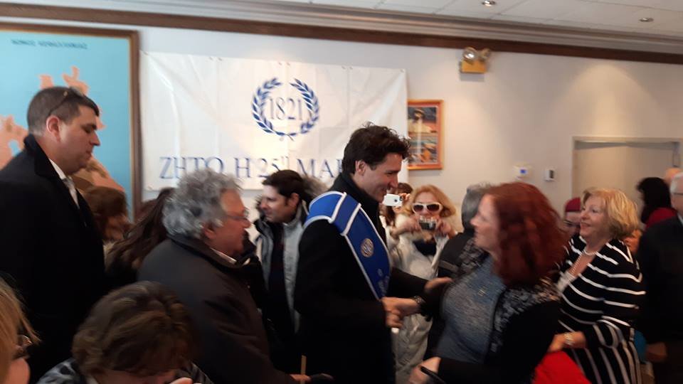 Γοήτευσε και τους Ελληνες του Καναδά ο Τριντό -Συνέφαγε με Κεφαλονίτες [εικόνες] | iefimerida.gr 4