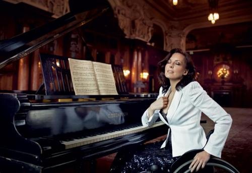 Συγκινεί η υποψήφια της Πολωνίας στη Eurovision: Τραγούδησε καθισμένη σε αναπηρικό καροτσάκι [εικόνες & βίντεο] | iefimerida.gr 4