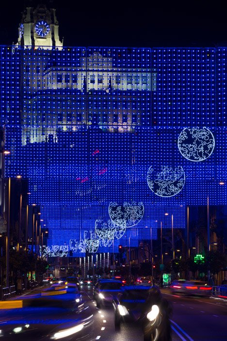 Ενας διαφορετικός χριστουγεννιάτικος στολισμός: Γιατί ο επισκέπτης της Μαδρίτης νομίζει ότι ταξιδεύει στο Φεγγάρι [βίντεο & εικόνες] | iefimerida.gr 0