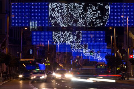 Ενας διαφορετικός χριστουγεννιάτικος στολισμός: Γιατί ο επισκέπτης της Μαδρίτης νομίζει ότι ταξιδεύει στο Φεγγάρι [βίντεο & εικόνες] | iefimerida.gr 6