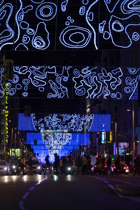 Ενας διαφορετικός χριστουγεννιάτικος στολισμός: Γιατί ο επισκέπτης της Μαδρίτης νομίζει ότι ταξιδεύει στο Φεγγάρι [βίντεο & εικόνες] | iefimerida.gr 4