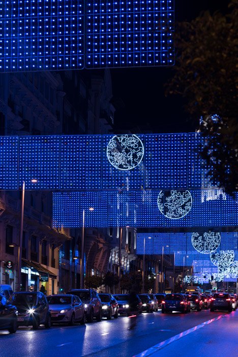 Ενας διαφορετικός χριστουγεννιάτικος στολισμός: Γιατί ο επισκέπτης της Μαδρίτης νομίζει ότι ταξιδεύει στο Φεγγάρι [βίντεο & εικόνες] | iefimerida.gr 2