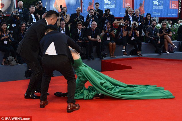 Η... αεροπλανική τούμπα εντυπωσιακής ηθοποιού στο κόκκινο χαλί της Βενετίας [εικόνες] | iefimerida.gr 1