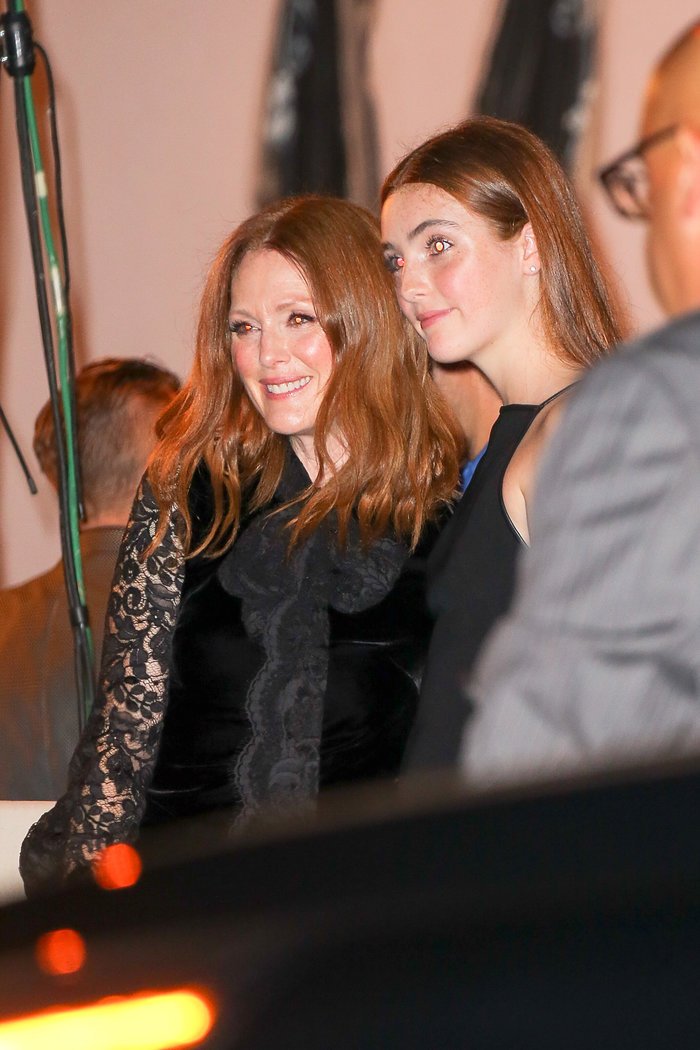 Η κόρη της Τζούλιαν Μουρ είναι «φτυστή» η μαμά της -Εντυπωσίασε στο σόου του Ralph Lauren [εικόνες] | iefimerida.gr 0