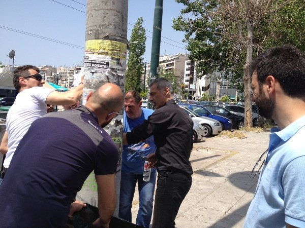 Ο Μώραλης στον Πειραιά και ξεκόλλησε αφίσες μία μέρα μετά τη νίκη του [εικόνες] | iefimerida.gr 2