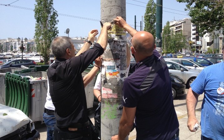 Ο Μώραλης στον Πειραιά και ξεκόλλησε αφίσες μία μέρα μετά τη νίκη του [εικόνες] | iefimerida.gr 1