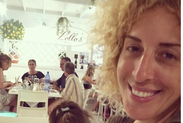 Το ζεύγος Μώραλη τρώει με τον Τομ Χανκς στην Αντίπαρο [εικόνα] | iefimerida.gr 0