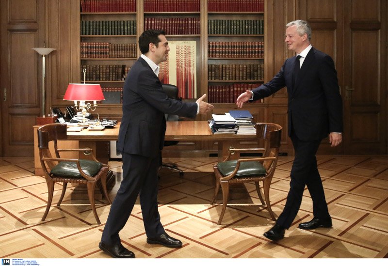 Μπρουνό Λεμέρ σε Τσίπρα: Θα σας φέρω τύχη με το βραχιολάκι που φοράω στο χέρι μου από την Αμοργό | iefimerida.gr 0