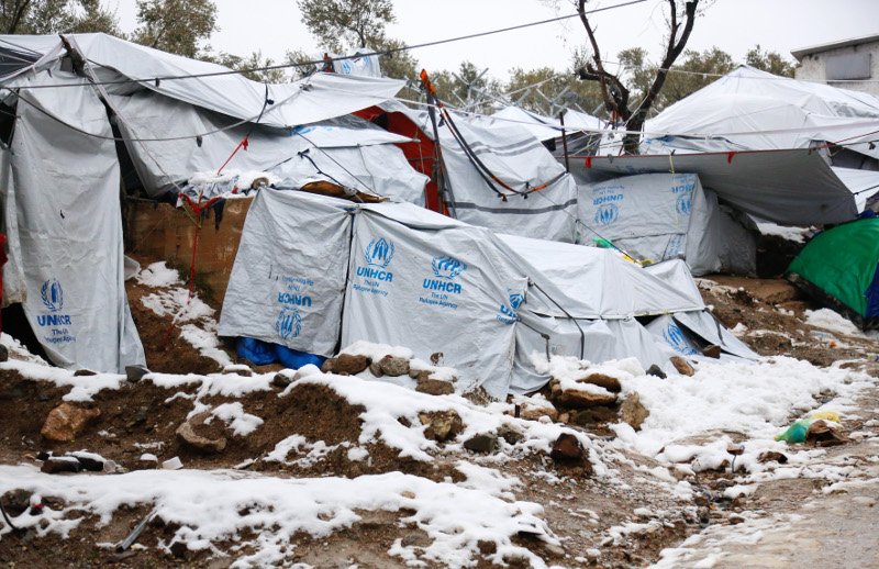 Μέσα στον καταυλισμό της Μόριας: Ξεχασμένοι από το κράτος οι πρόσφυγες «παλεύουν» με χιόνια και λάσπες [εικόνες]  | iefimerida.gr 6