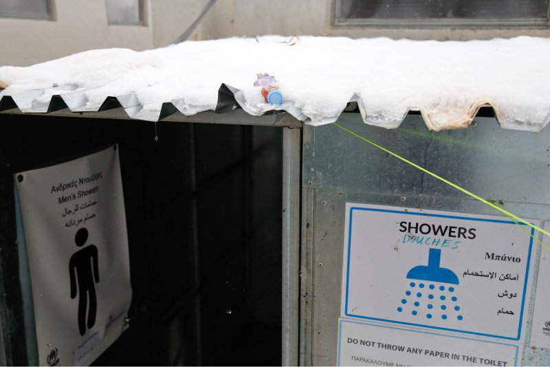 Μέσα στον καταυλισμό της Μόριας: Ξεχασμένοι από το κράτος οι πρόσφυγες «παλεύουν» με χιόνια και λάσπες [εικόνες]  | iefimerida.gr 7