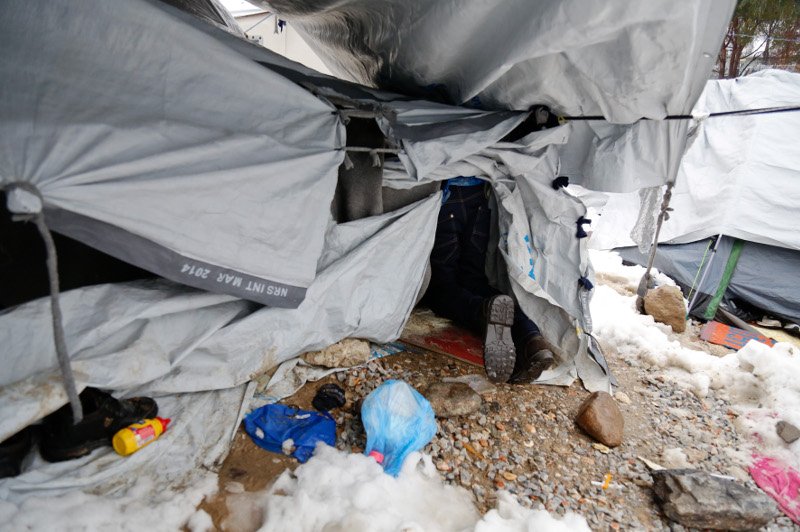 Μέσα στον καταυλισμό της Μόριας: Ξεχασμένοι από το κράτος οι πρόσφυγες «παλεύουν» με χιόνια και λάσπες [εικόνες]  | iefimerida.gr 8