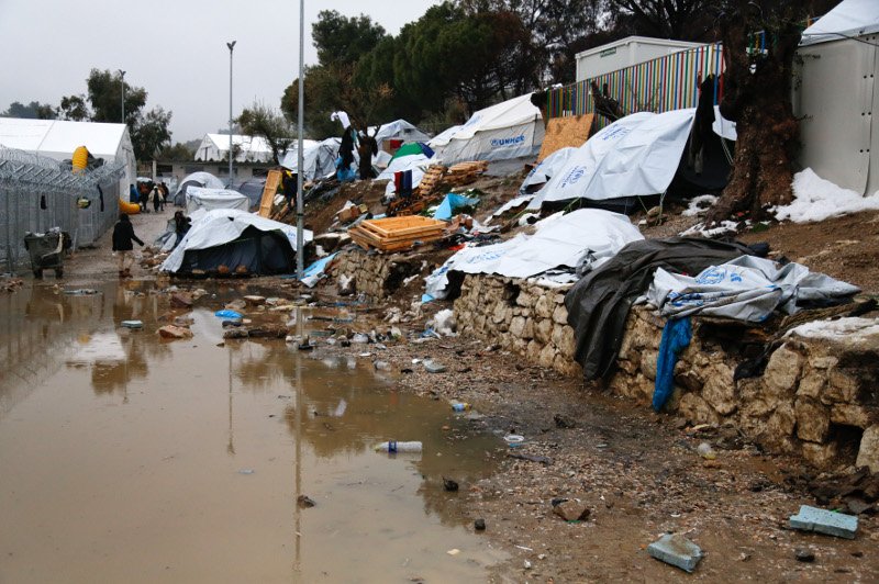 Μέσα στον καταυλισμό της Μόριας: Ξεχασμένοι από το κράτος οι πρόσφυγες «παλεύουν» με χιόνια και λάσπες [εικόνες]  | iefimerida.gr 9