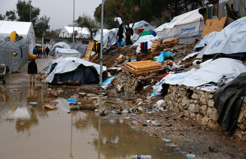 Μέσα στον καταυλισμό της Μόριας: Ξεχασμένοι από το κράτος οι πρόσφυγες «παλεύουν» με χιόνια και λάσπες [εικόνες]  | iefimerida.gr 10