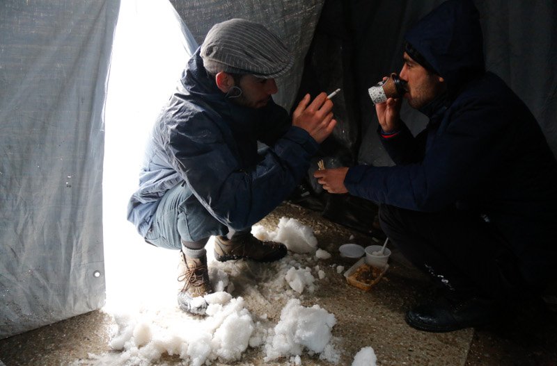 Μέσα στον καταυλισμό της Μόριας: Ξεχασμένοι από το κράτος οι πρόσφυγες «παλεύουν» με χιόνια και λάσπες [εικόνες]  | iefimerida.gr 0