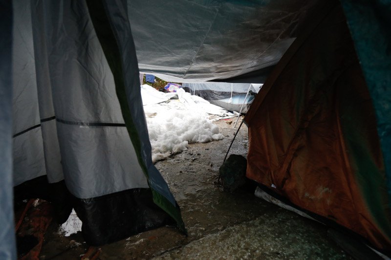 Μέσα στον καταυλισμό της Μόριας: Ξεχασμένοι από το κράτος οι πρόσφυγες «παλεύουν» με χιόνια και λάσπες [εικόνες]  | iefimerida.gr 1
