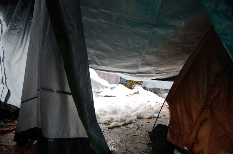 Μέσα στον καταυλισμό της Μόριας: Ξεχασμένοι από το κράτος οι πρόσφυγες «παλεύουν» με χιόνια και λάσπες [εικόνες]  | iefimerida.gr 2