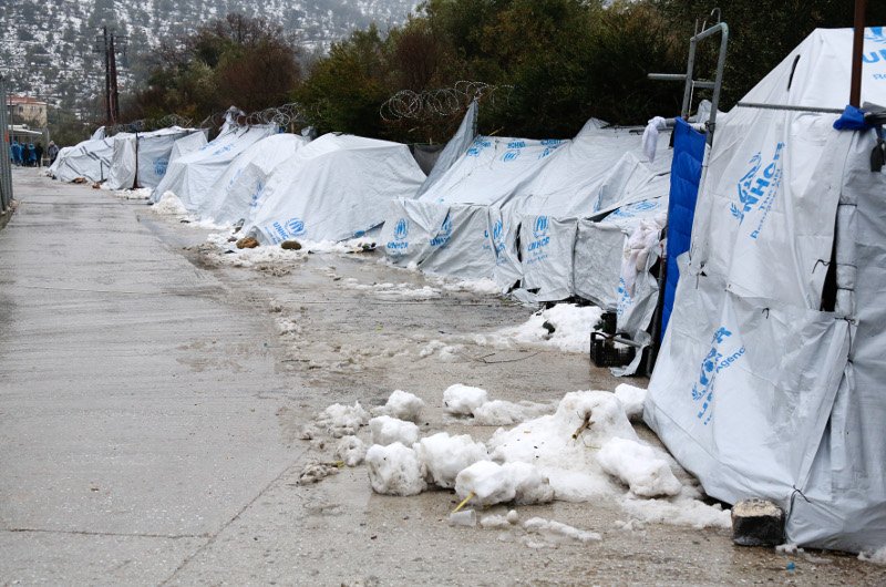 Μέσα στον καταυλισμό της Μόριας: Ξεχασμένοι από το κράτος οι πρόσφυγες «παλεύουν» με χιόνια και λάσπες [εικόνες]  | iefimerida.gr 3