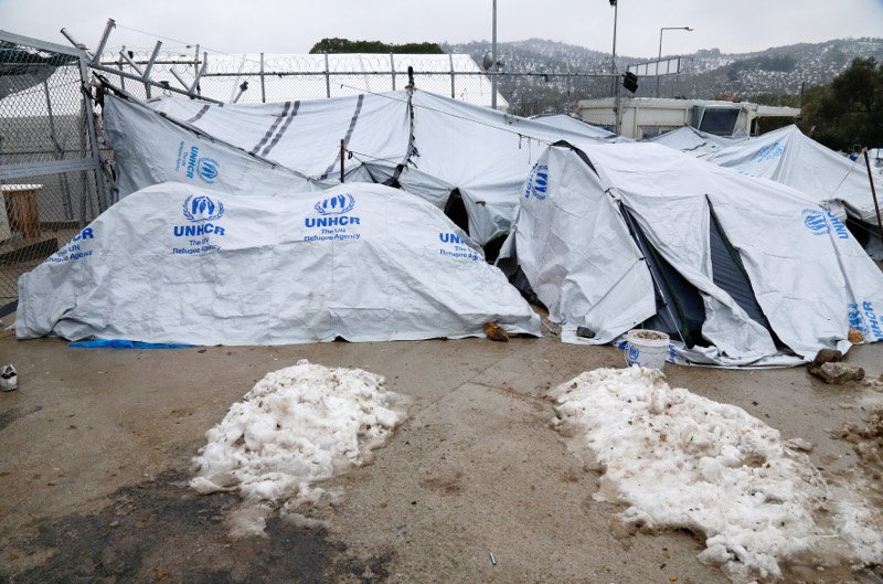 Μέσα στον καταυλισμό της Μόριας: Ξεχασμένοι από το κράτος οι πρόσφυγες «παλεύουν» με χιόνια και λάσπες [εικόνες]  | iefimerida.gr 4