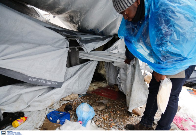 Μέσα στον καταυλισμό της Μόριας: Ξεχασμένοι από το κράτος οι πρόσφυγες «παλεύουν» με χιόνια και λάσπες [εικόνες]  | iefimerida.gr 12