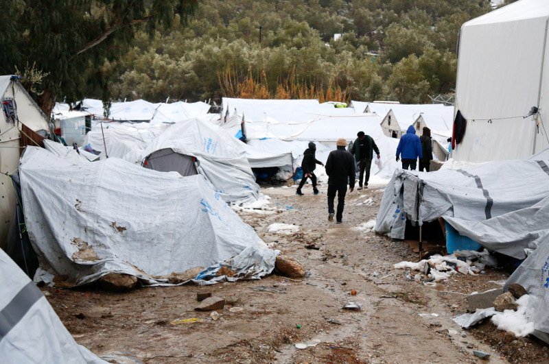 Μέσα στον καταυλισμό της Μόριας: Ξεχασμένοι από το κράτος οι πρόσφυγες «παλεύουν» με χιόνια και λάσπες [εικόνες]  | iefimerida.gr 5