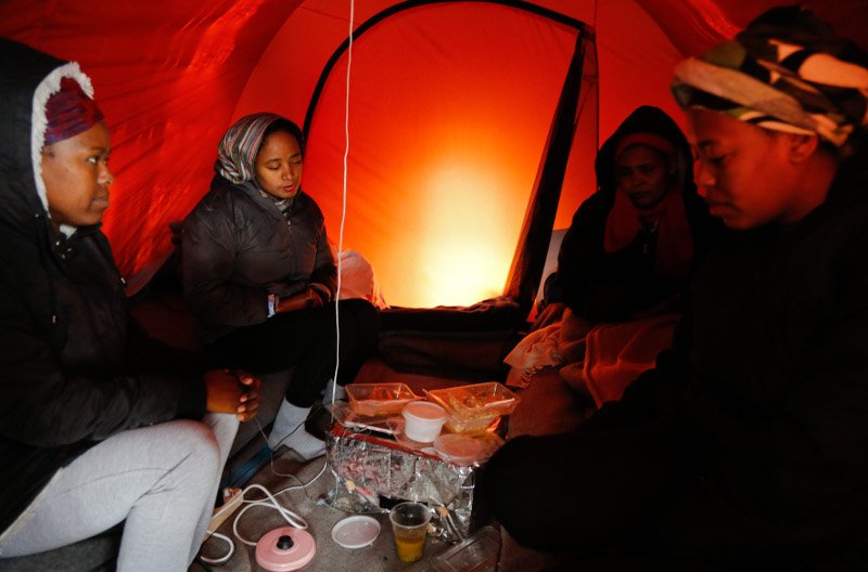 Μέσα στον καταυλισμό της Μόριας: Ξεχασμένοι από το κράτος οι πρόσφυγες «παλεύουν» με χιόνια και λάσπες [εικόνες]  | iefimerida.gr 13