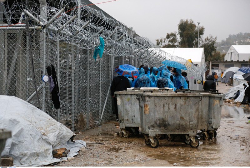 Μέσα στον καταυλισμό της Μόριας: Ξεχασμένοι από το κράτος οι πρόσφυγες «παλεύουν» με χιόνια και λάσπες [εικόνες]  | iefimerida.gr 14